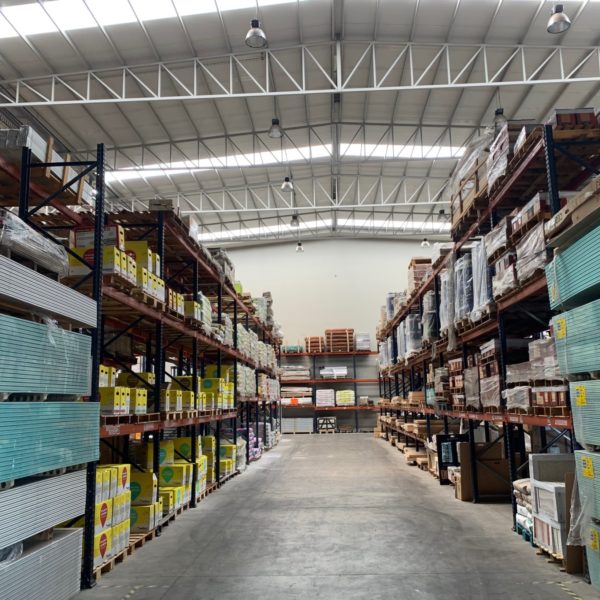 Pasillo de stock organizado por familia