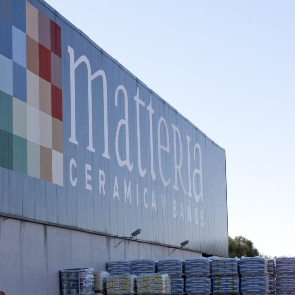 Fachada del almacén central de Matteria en Torremejía